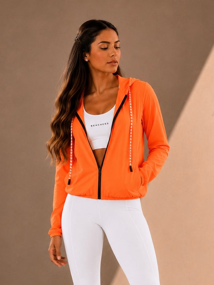 Jaqueta Feminina Esportiva Fit Corta Vento com Capuz e Bolsos Laterais Rafaela Beachers