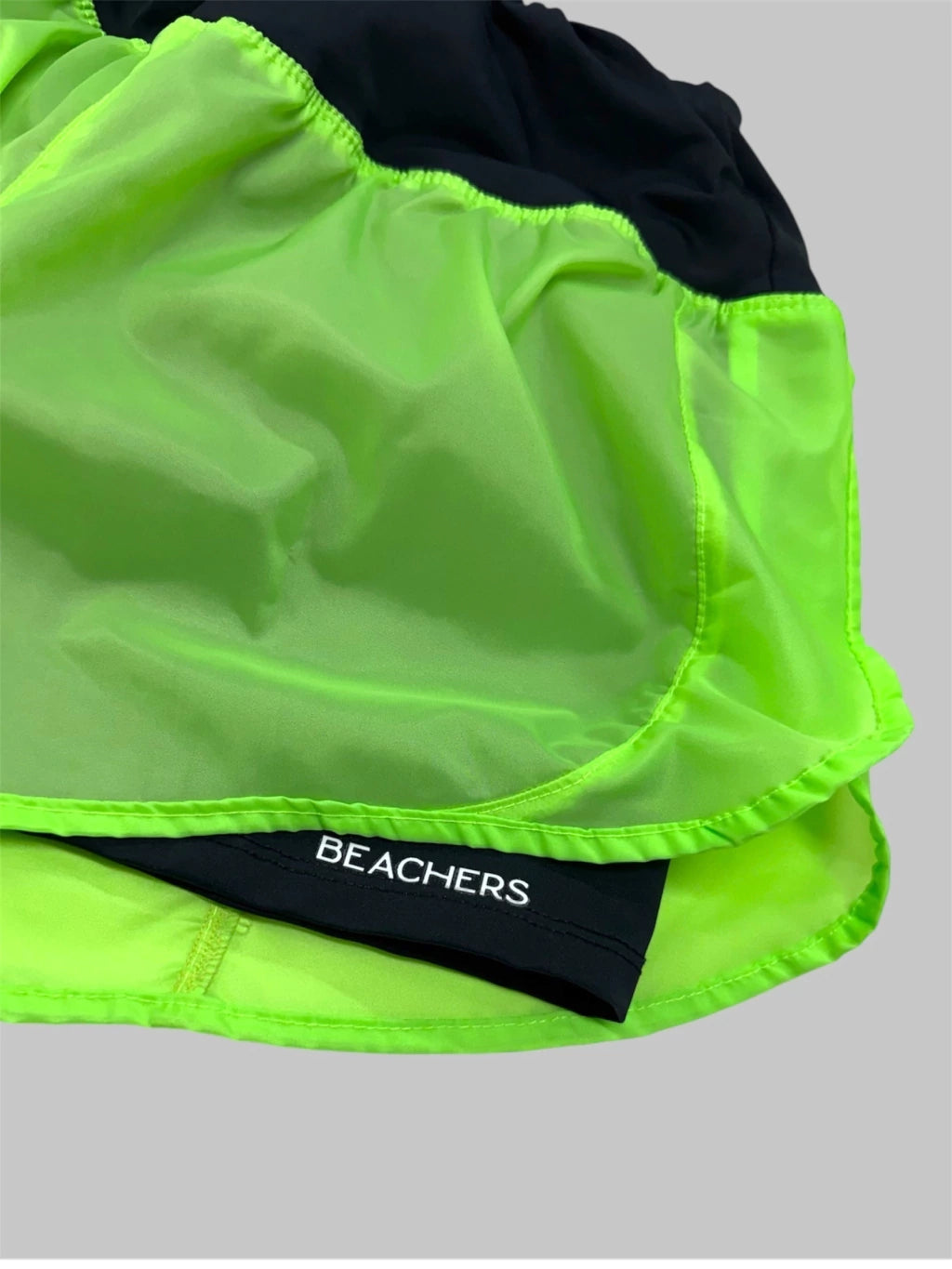 Bermuda Short Active Virgínia com Bolso Zíper no Cós Atrás Beachers