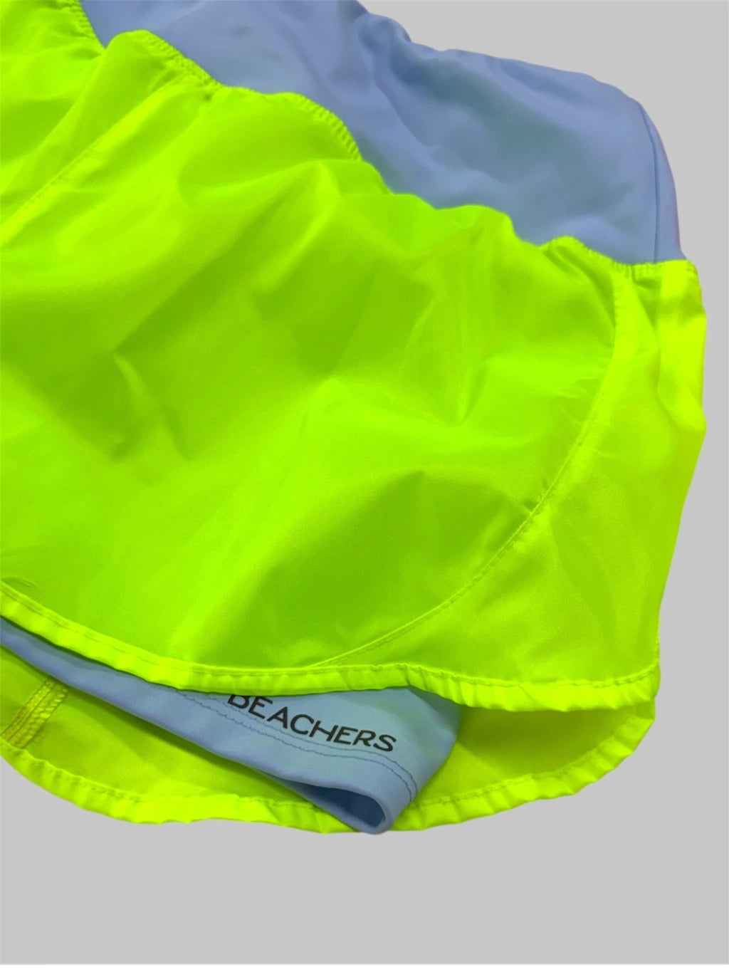 Bermuda Short Active Virgínia com Bolso Zíper no Cós Atrás Beachers