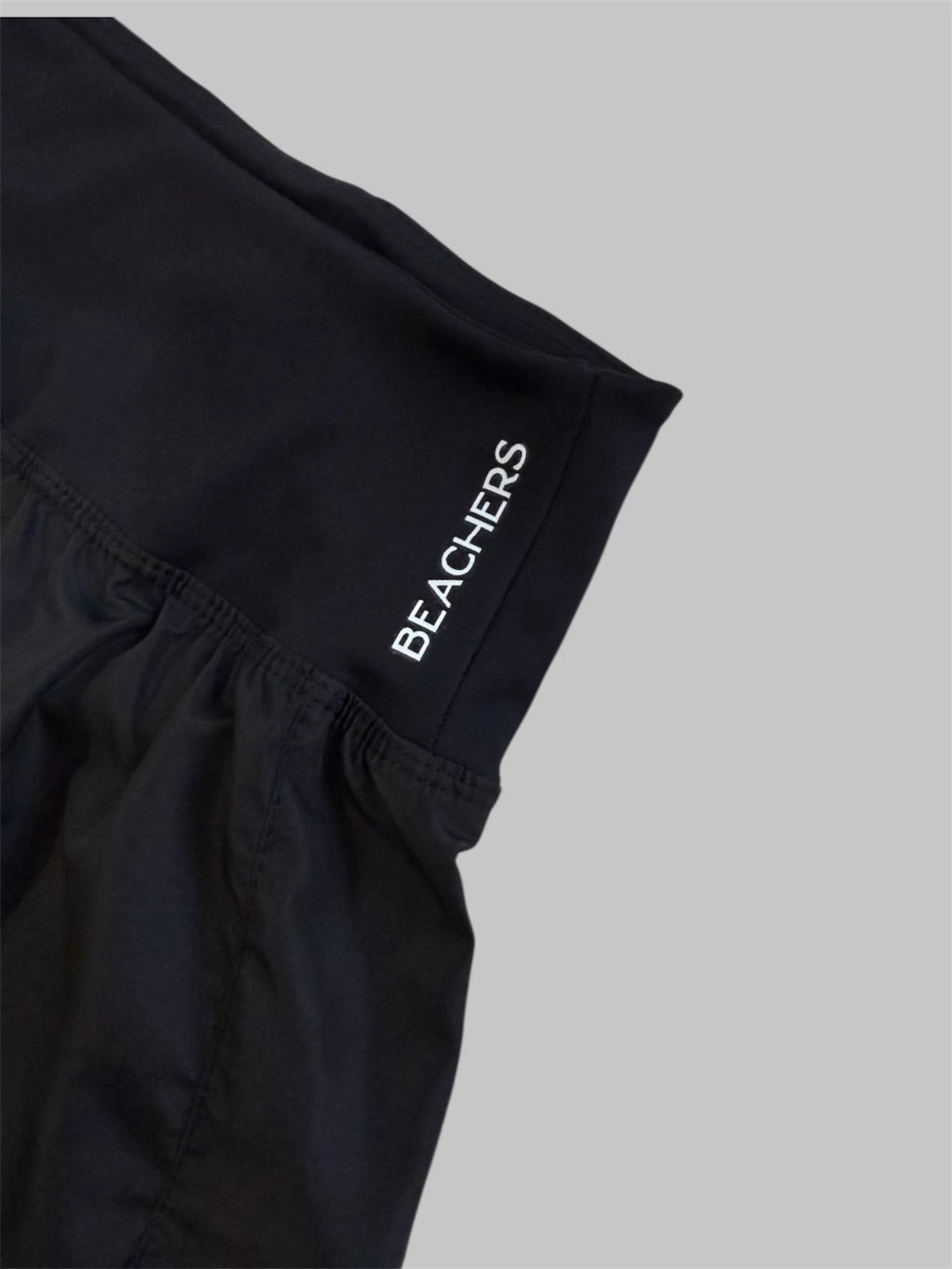 Bermuda Short Active Virgínia com Bolso Zíper no Cós Atrás Beachers