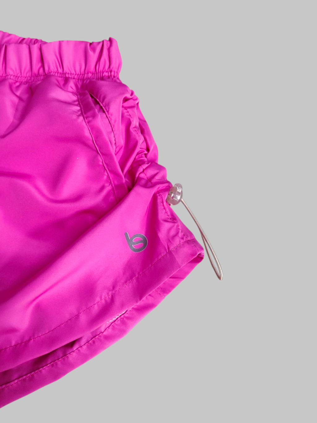 Short Fit Rebeca com Reguladores nas Laterais e Bolsos Beachers