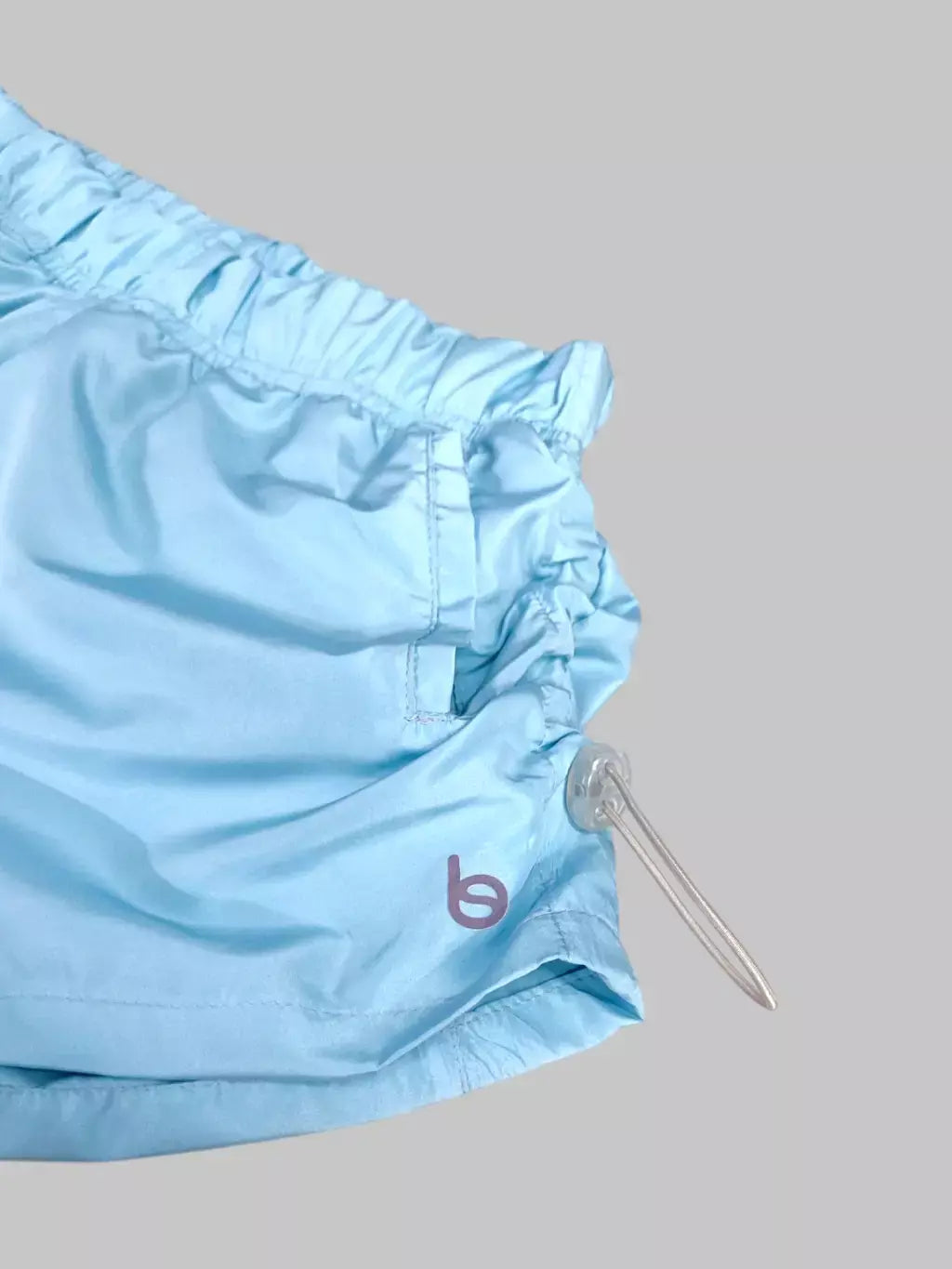 Short Fit Rebeca com Reguladores nas Laterais e Bolsos Beachers