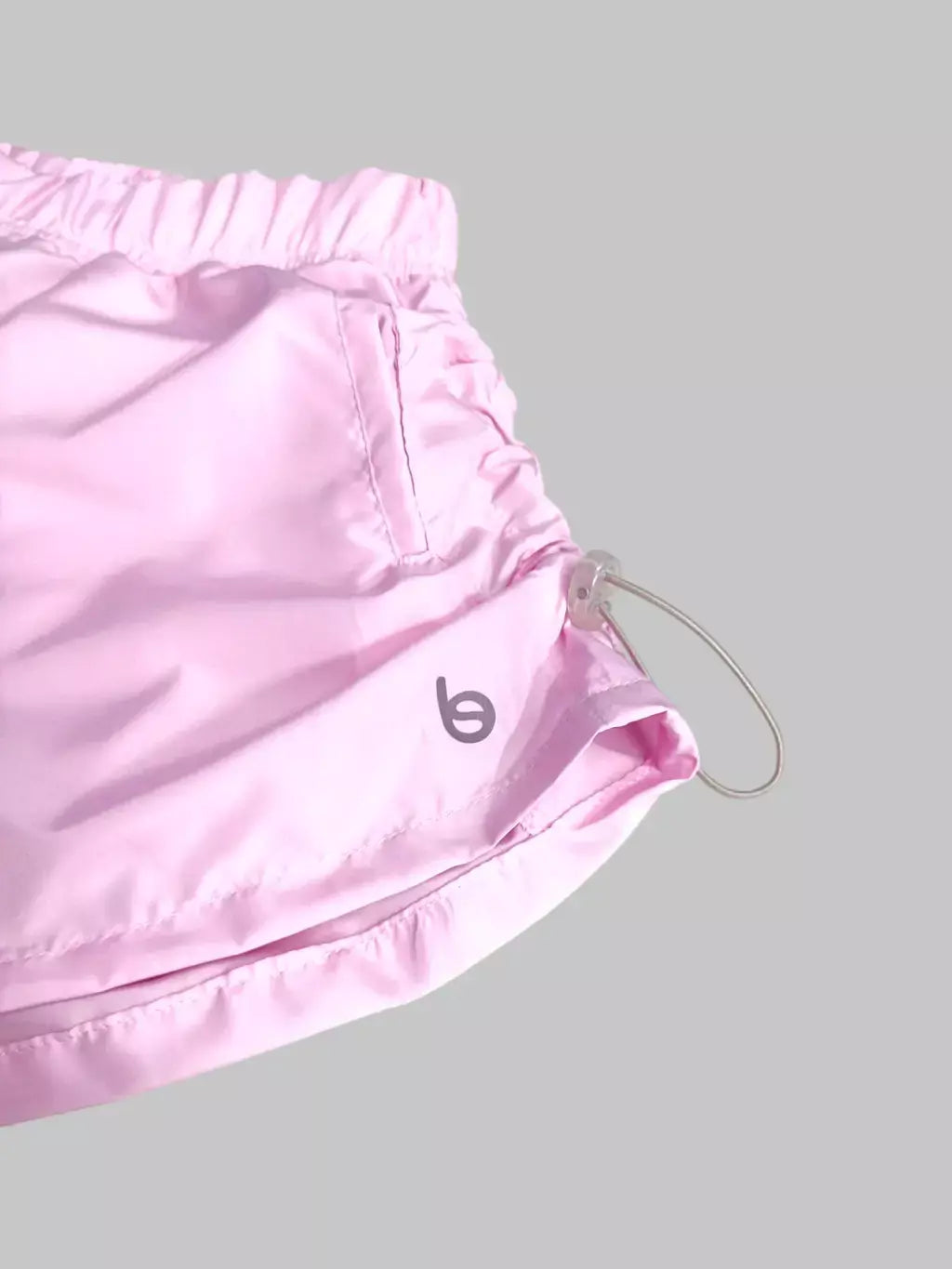 Short Fit Rebeca com Reguladores nas Laterais e Bolsos Beachers