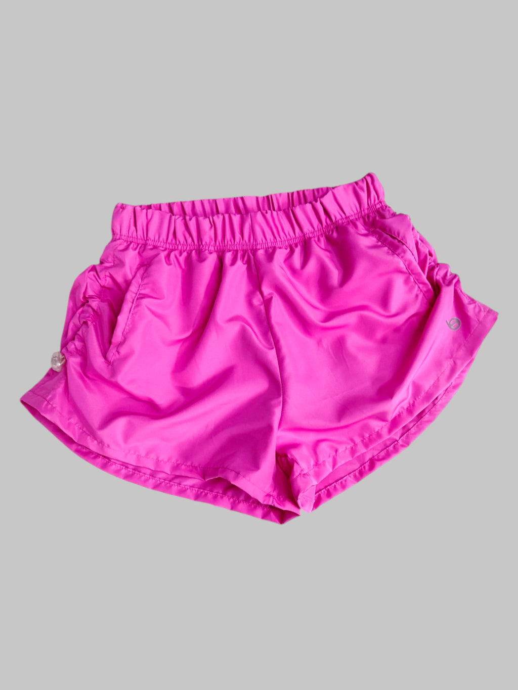 Short Fit Rebeca com Reguladores nas Laterais e Bolsos Beachers
