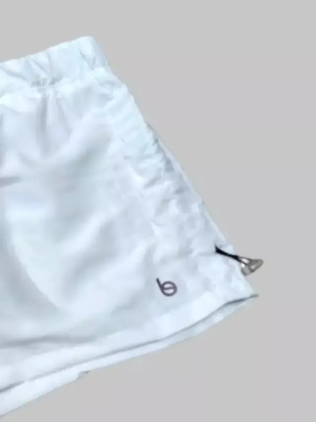 Short Fit Rebeca com Reguladores nas Laterais e Bolsos Beachers