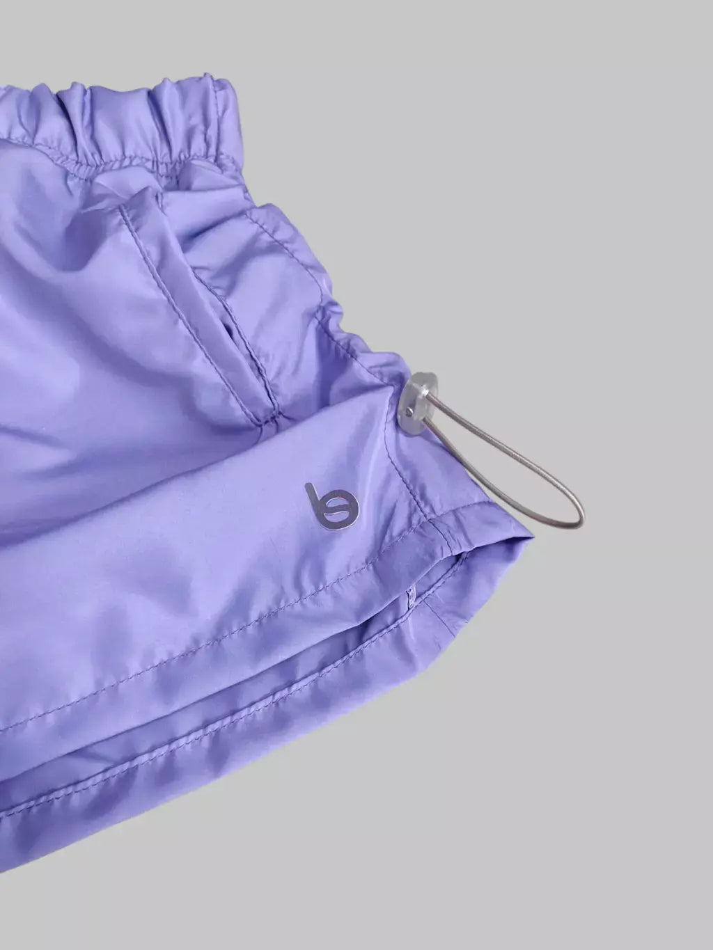 Short Fit Rebeca com Reguladores nas Laterais e Bolsos Beachers