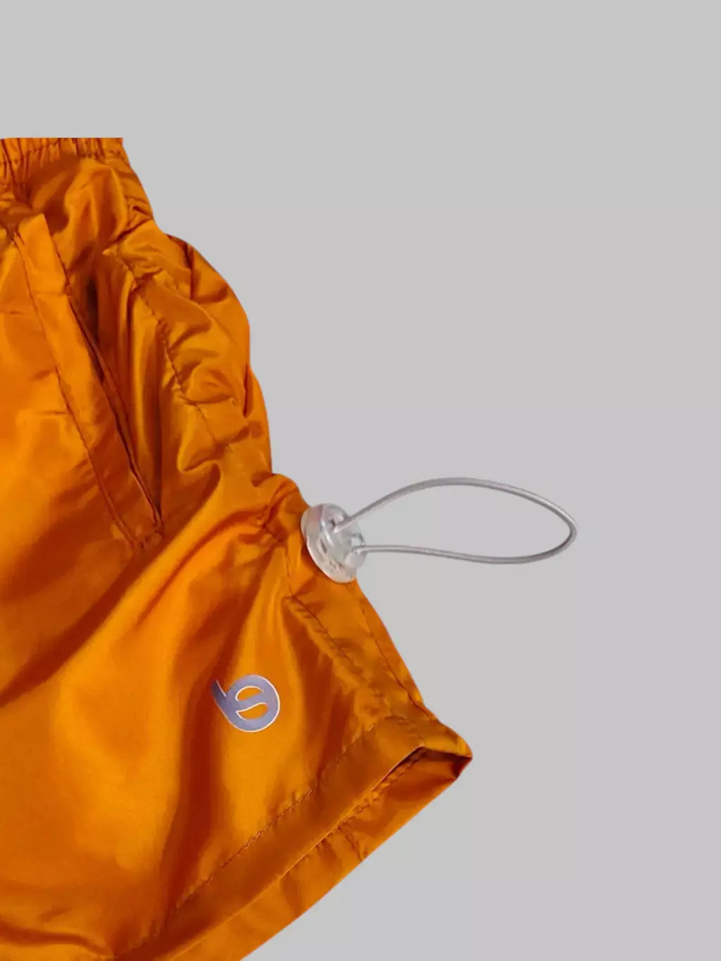 Short Fit Rebeca com Reguladores nas Laterais e Bolsos Beachers